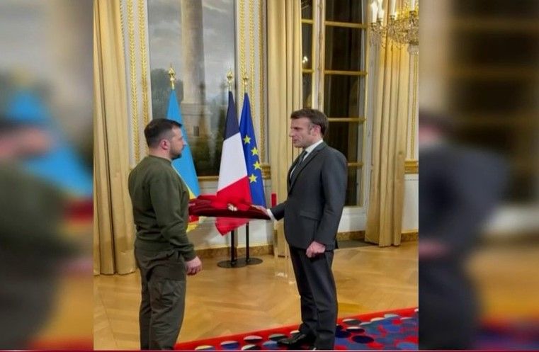 Emmanuel Macron remet la Légion d’honneur à Volodymyr Zelensky