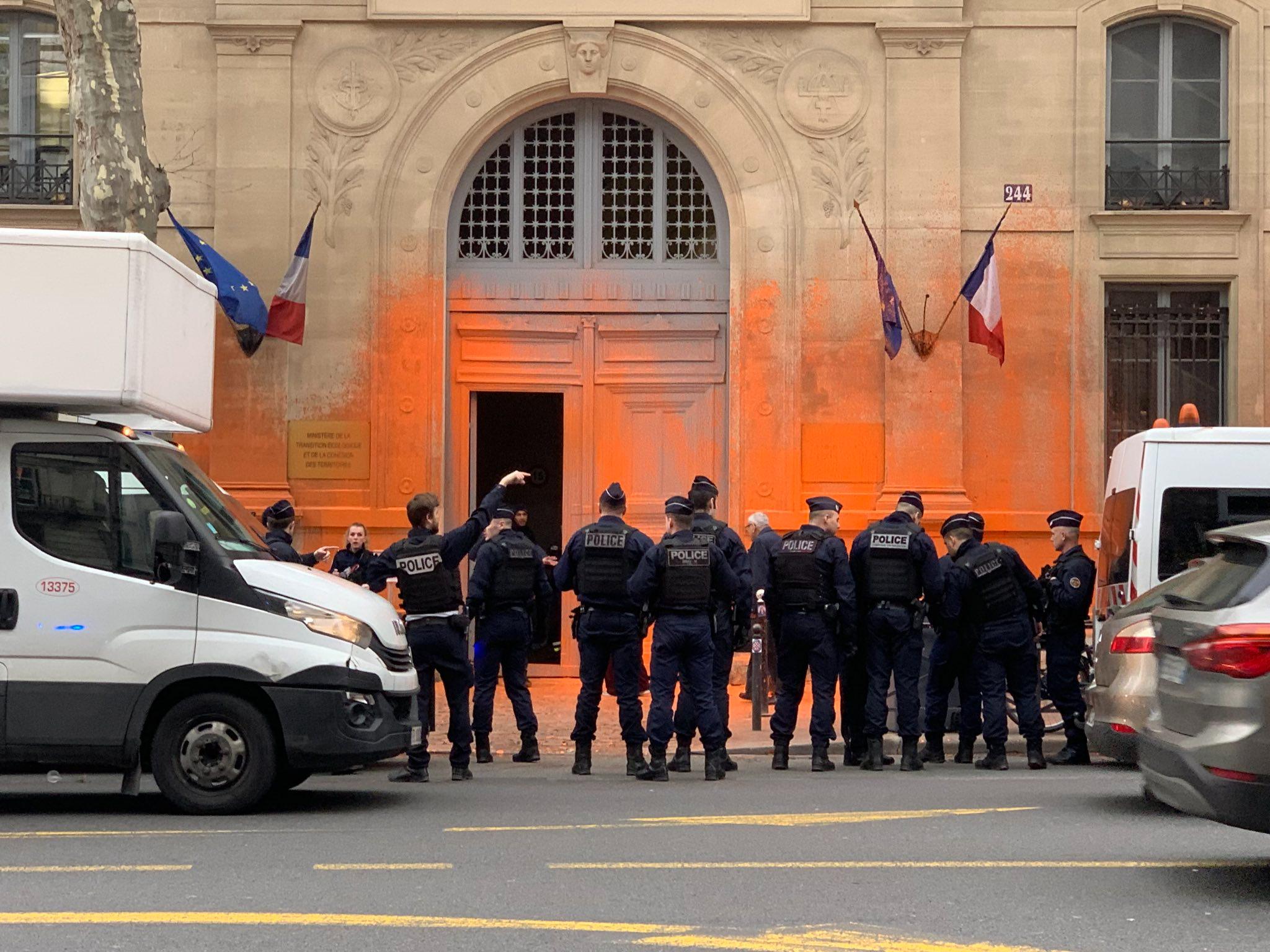 Matignon, Bercy, la peinture orange s'abat aussi sur le ministère de l'Ecologie