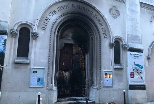 Paris : une enquête ouverte après que trois incendies ont été allumés devant deux églises en l'espace de quelques jours