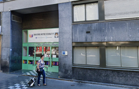 Paris : Environ 200 sans-abris s'introduisent par effraction dans une école désaffectée du XVe arrondissement  à l'initiative de l'association «United Migrants»