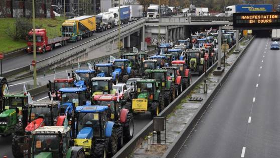 Opération escargot pour 2000 agriculteurs à Paris