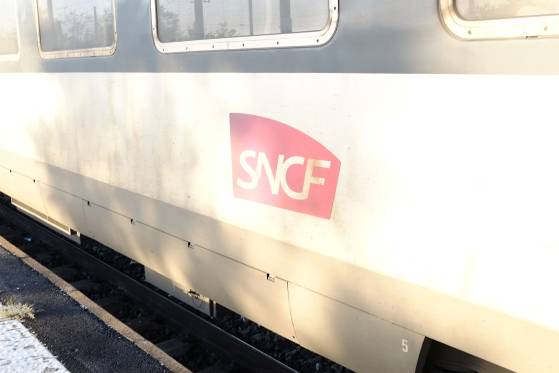 Le RER C tombe en panne, des usagers affirment avoir été contraints d'évacuer un train et de terminer le trajet à pied