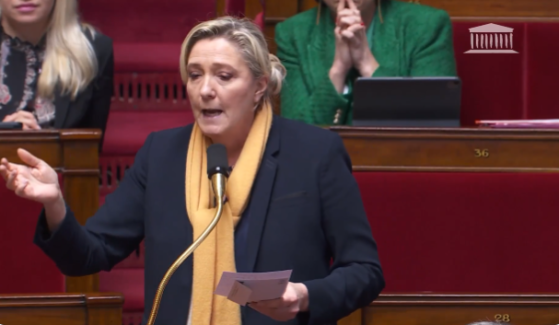 Marine Le Pen : "L'objectif du gouvernement en réalité, c'est la baisse des pensions, par l'effondrement des surcotes et par l'augmentation des décotes. Il est là en réalité le point central de cette réforme des retraites" (Vidéo)
