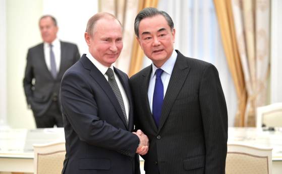 Russie-Chine : Vladimir Poutine rencontre Wang Yi, le chef de la diplomatie chinoise