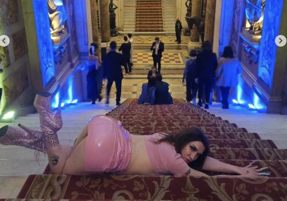 Un homme trans tourne un film porno amateur dans la mairie de Paris