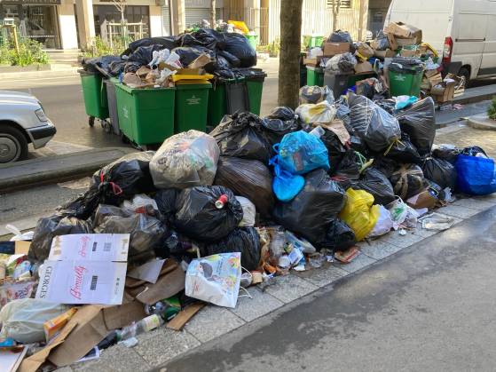 10 000 tonnes d'ordures non ramassées à Paris en raison de la grève des éboueurs, selon France 24