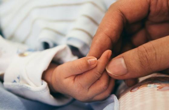 Une femme transgenre accouche d'un bébé, une première en France