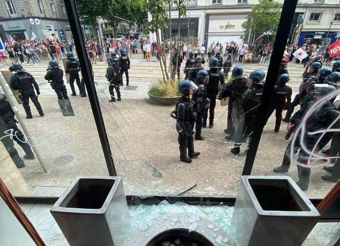 Brest : Des antifas attaquent violemment la dédicace d'Eric Zemmour (Vidéo)