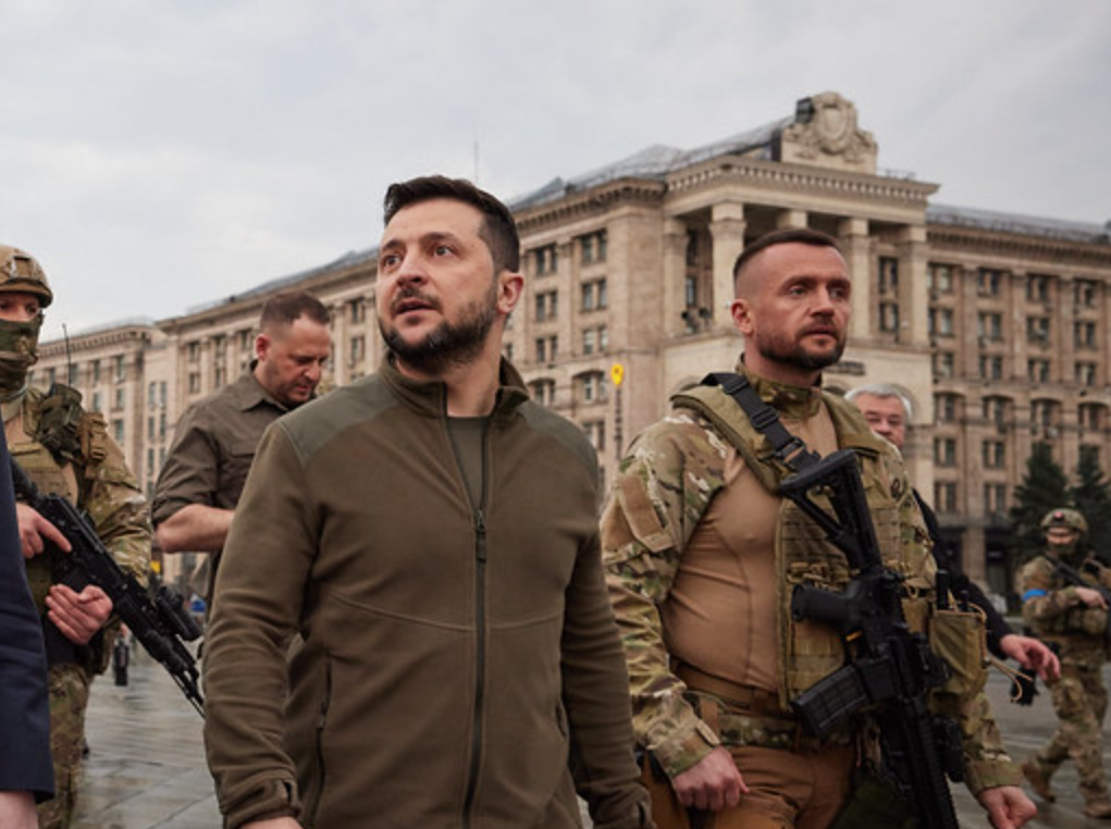 Le président ukrainien Volodymyr Zelensky déclare que son pays a besoin de plus de temps pour lancer sa contre-offensive contre les forces russes