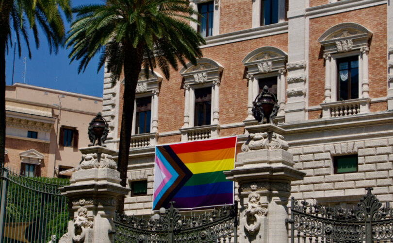 Vatican : L'ambassade des États-Unis auprès du Saint-Siège arbore un drapeau transgenre-LGBT sur sa façade à l'occasion du "mois de la fierté"