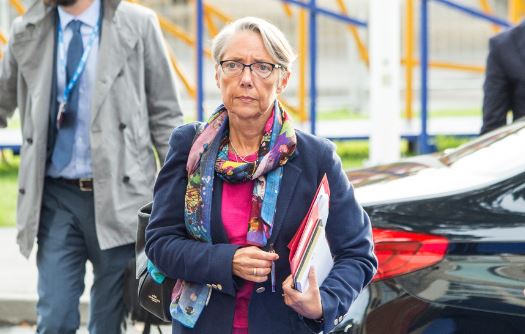 La Réunion : Élisabeth Borne huée par des manifestants contre la réforme des retraites