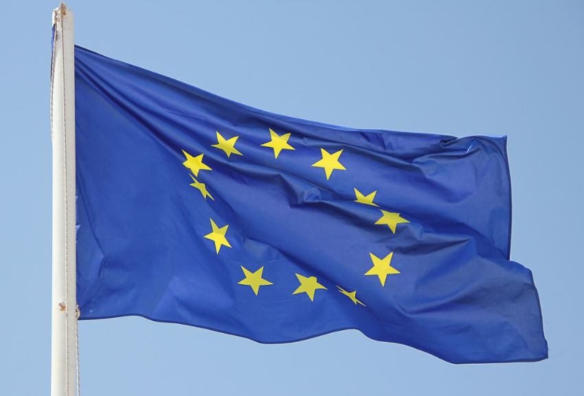Les députés votent l'obligation du drapeau européen devant les mairies de plus de 1500 habitants