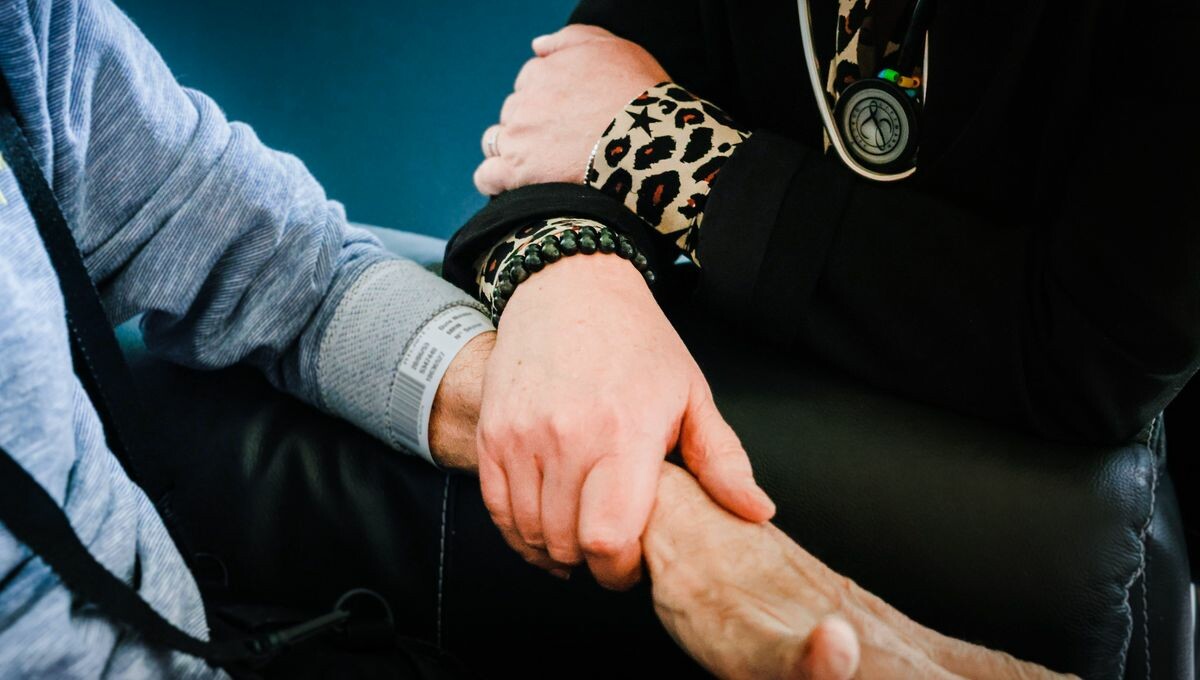 Un rapport de la Cour des comptes appelle à développer les soins palliatifs à domicile et dans les EHPAD
