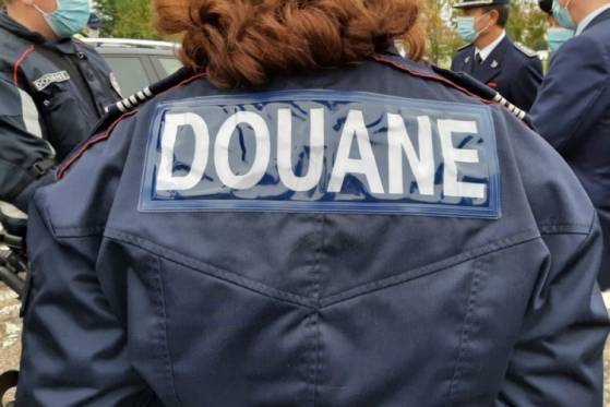 Alpes-de-Haute-Provence : Un véhicule transportant des clandestins force un barrage douanier