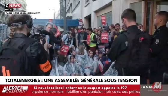 Des échauffourées éclatent entre la police et les militants écologistes en marge de l'assemblée générale de TotalEnergies à Paris