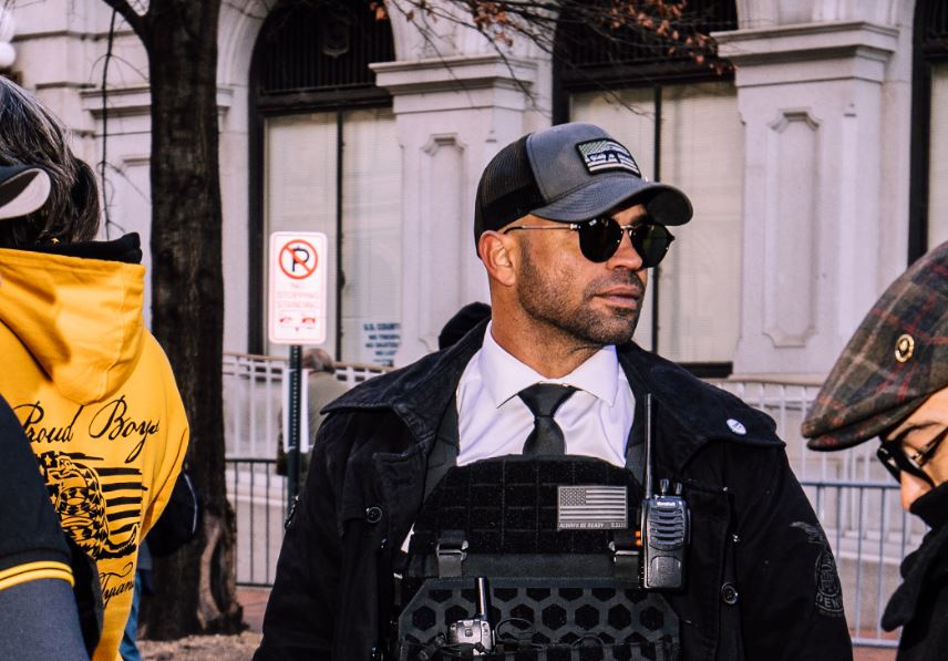 États-Unis : L'ex-chef des Proud Boys condamné à 22 ans de prison pour son implication dans l'assaut du Capitole