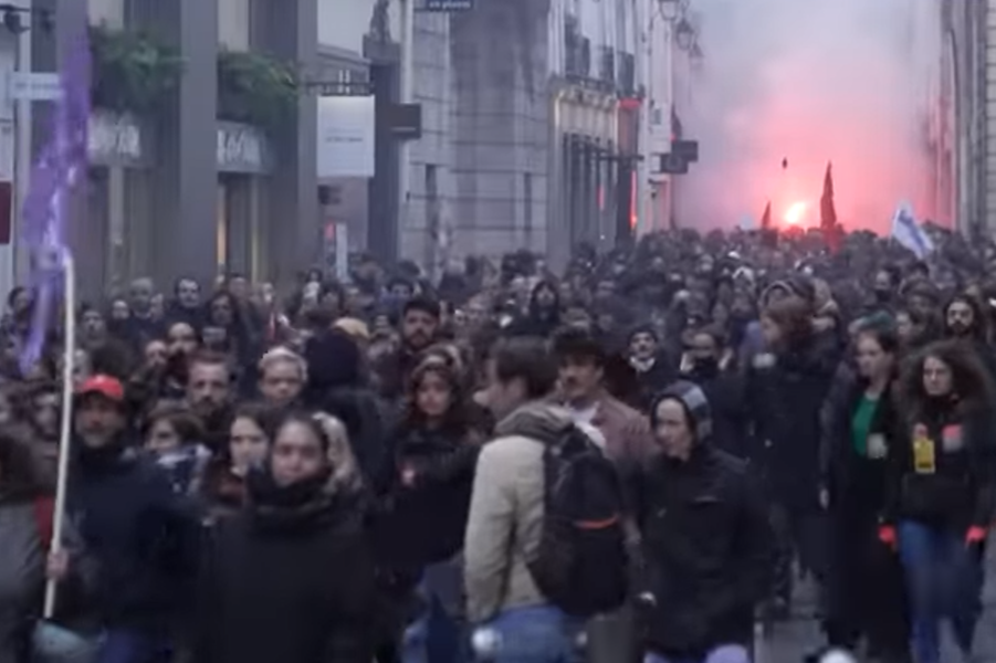 La réforme des retraites controversée d'Emmanuel Macron entre en vigueur malgré des mois de contestation