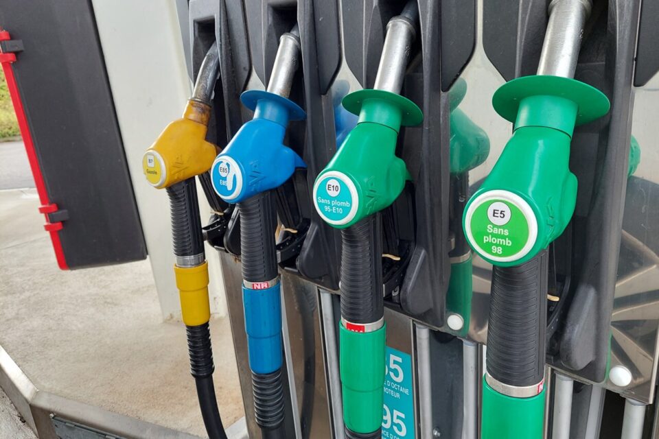 Pompe à essence : le SP-98 à plus de 2 euros le litre et le gazole toujours au plus haut