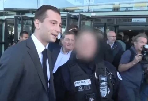 Une enquête ouverte contre des policiers pour avoir fait des selfies avec Jordan Bardella (RN), suite à une diffusion sur Quotidien