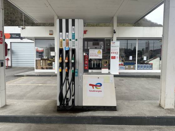 Le gouvernement annonce la vente de carburant à prix coûtant dans près de 4.000 stations-service françaises jusqu'à la fin de l'année