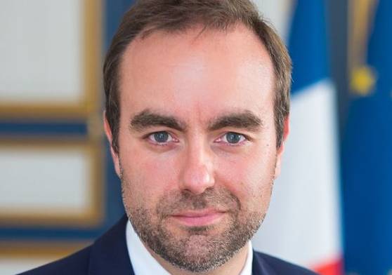 Le ministre des Armées Sébastien Lecornu voit dans la guerre en Ukraine un terrain d'opportunités pour l'industrie d'armement française