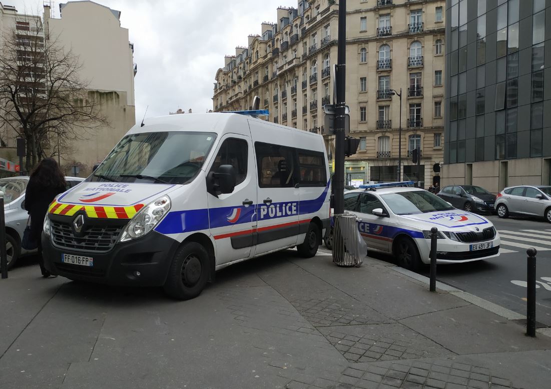 Paris : Un individu sous OQTF remis en liberté après une intrusion armée dans une école maternelle