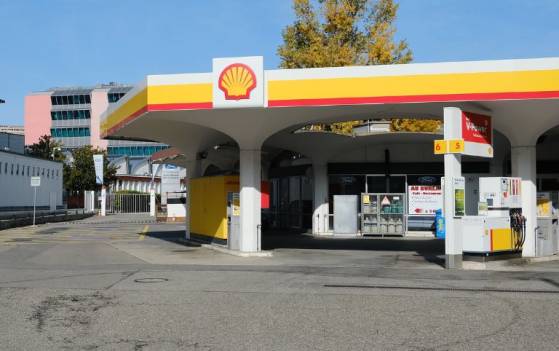 Shell suspend ses expéditions via la mer Rouge sur fond de craintes d'attaques après les frappes américano-britanniques au Yémen