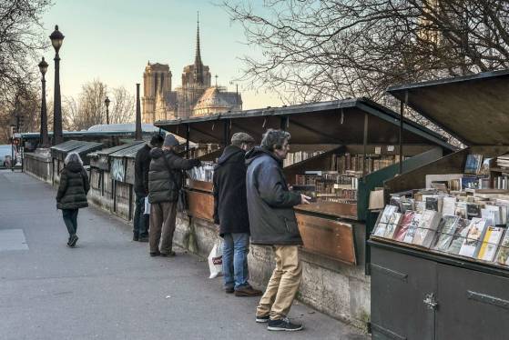 Paris 2024 : Les bouquinistes des bords de Seine ne devront pas déménager pendant la cérémonie d'ouverture des Jeux Olympiques