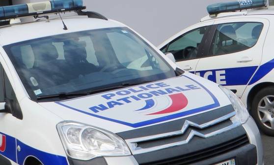 Paris : Un individu menaçant armé d'un hachoir abattu par la police