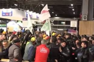 "On va le dégager physiquement s'il le faut" : Des agriculteurs en colère forcent les portes du Salon de l'Agriculture lors de l'arrivée d'Emmanuel Macron au Salon de l'Agriculture