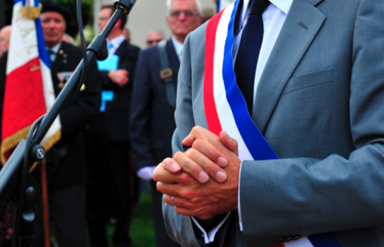 Une majorité de Français estiment qu’il faut revenir sur l’interdiction de cumul des mandats, selon un sondage