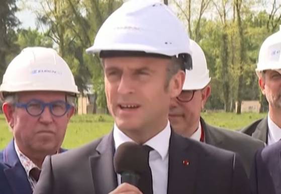 Emmanuel Macron soutient une économie de guerre génératrice de richesse lors de sa visite à l'usine de poudre pour munitions d'Eurenco à Bergerac