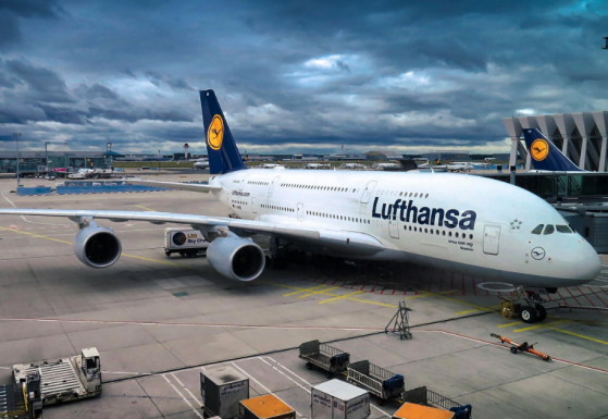 La Lufthansa introduit une surtaxe sur les billets d'avion pour se conformer aux nouvelles réglementations de l'UE concernant l'utilisation de carburant durable d'aviation (SAF)