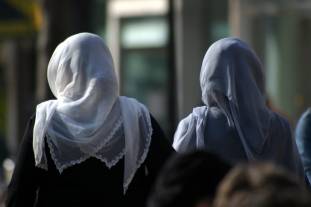 80% des Français sont opposés au port de l'abaya à l'école, selon un sondage