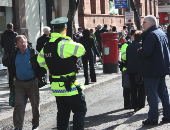 Irlande du Nord : la police s'inquiète d'une hausse "vraiment frappante" des crimes à caractère xénophobe dans un contexte de manifestations anti-immigration après l'attaque au couteau qui a tué trois fillettes en juillet