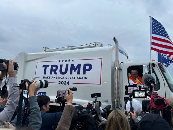 Donald Trump se met brillamment en scène dans un camion poubelle