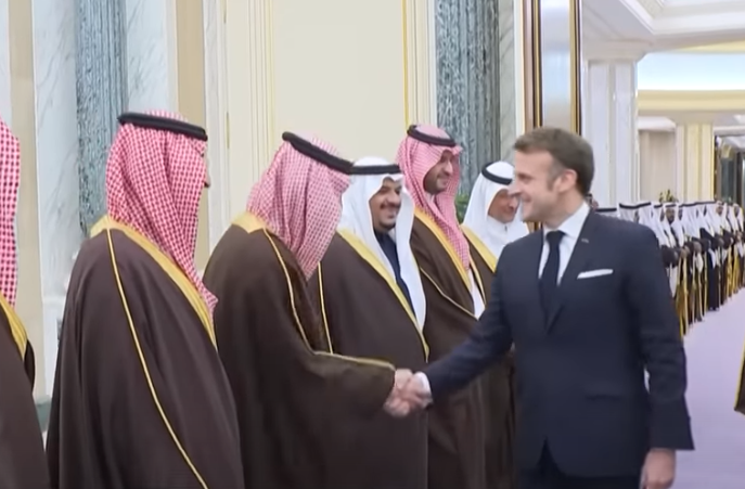 Menace de Censure : Depuis Riyad, Emmanuel Macron balaie l'idée d'une démission