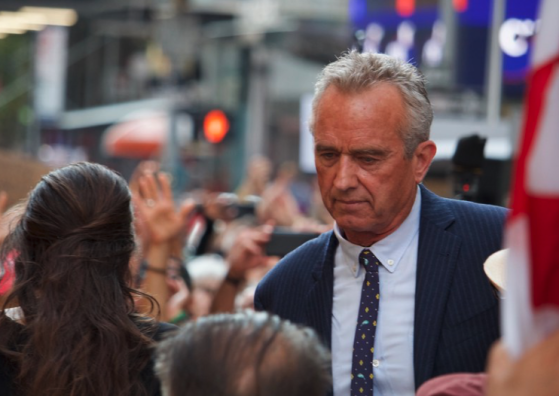 Robert F. Kennedy Jr : « Les gouvernements aiment les pandémies pour la même raison qu'ils aiment les guerres. Cela leur permet d'imposer des contrôles autoritaires à la population »