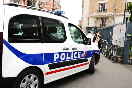 Paris : un policier à vélo se retrouve sur le capot d'une voiture après un refus d'obtempérer