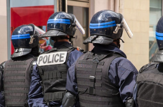 La préfecture annonce la mise en place d'un dispositif policier XXL pour la Saint-Sylvestre avec 100,000 forces de l'ordre mobilisées à travers le pays