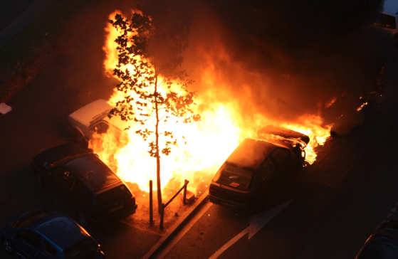 Près d'un millier de véhicules incendiés et 420 interpellations lors de la nuit du Nouvel An, annonce le ministre de l'Intérieur Bruno Retailleau. Un chiffre en hausse par rapport à l'année dernière