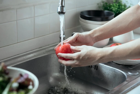 La présence inquiétante d'un "polluant éternel" détectée dans l'eau du robinet de plusieurs communes, selon une enquête de l'UFC-Que Choisir et Générations Futures