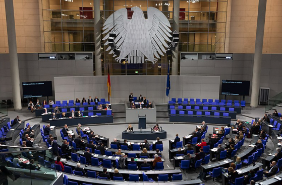 Allemagne : Les députés rejettent de justesse une proposition de loi visant à limiter le regroupement familial et à faciliter la rétention des étrangers en situation irrégulière, soutenue par l'AfD et les conservateurs