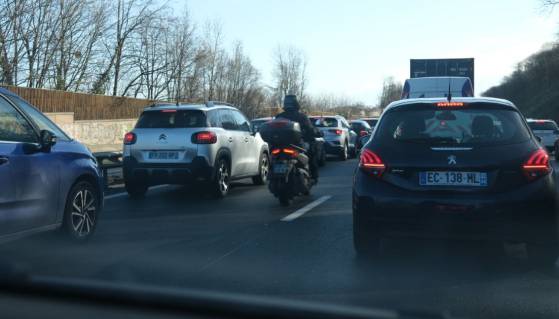 Paris : Vous risquez désormais 135 € d’amende si vous roulez seul sur la voie de covoiturage en semaine aux heures de pointe