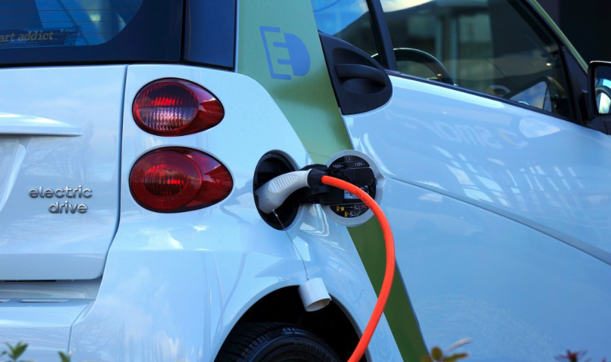 Une large majorité des Français ne souhaitent pas acheter de voiture électrique, même à prix équivalent avec une thermique, selon un sondage