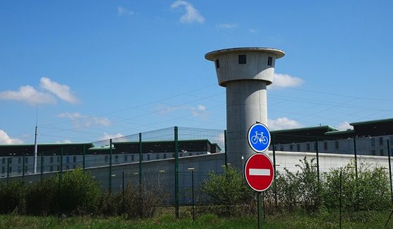 84 % des Français sont favorables à l’emprisonnement systématique des étrangers sous OQTF ayant commis des crimes ou délits, avant leur expulsion, selon un sondage