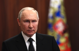 Vladimir Poutine prévient que toute force étrangère déployée en Ukraine sera considérée comme une « cible légitime » par l’armée russe