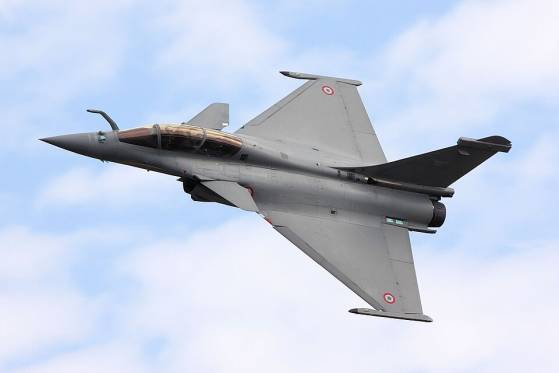 Emmanuel Macron s'engage à mobiliser trois avions de chasse Rafale pour aider à protéger l'espace aérien de la Pologne et de l'Europe de l'Est avec l'OTAN