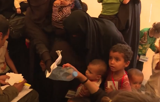 Etat Islamique : Trois femmes et dix enfants rapatriés par la France depuis les camps de prisonniers djihadistes dans le nord-est de la Syrie, annonce le Parquet national antiterroriste