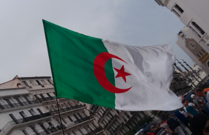 76 % des Français souhaitent suspendre la délivrance de visas aux Algériens tant que le pays refuse de reprendre ses ressortissants expulsés de France, selon un sondage